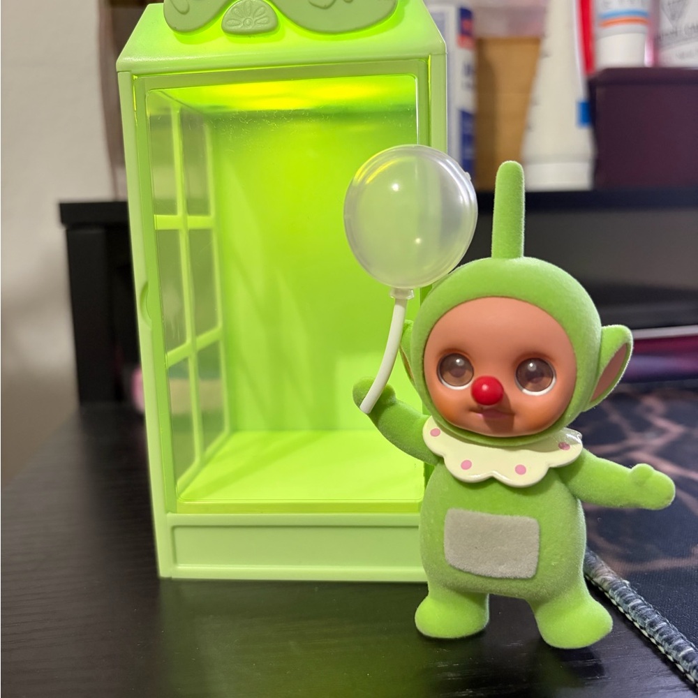 Light up teletubby phone booth dispy figurine